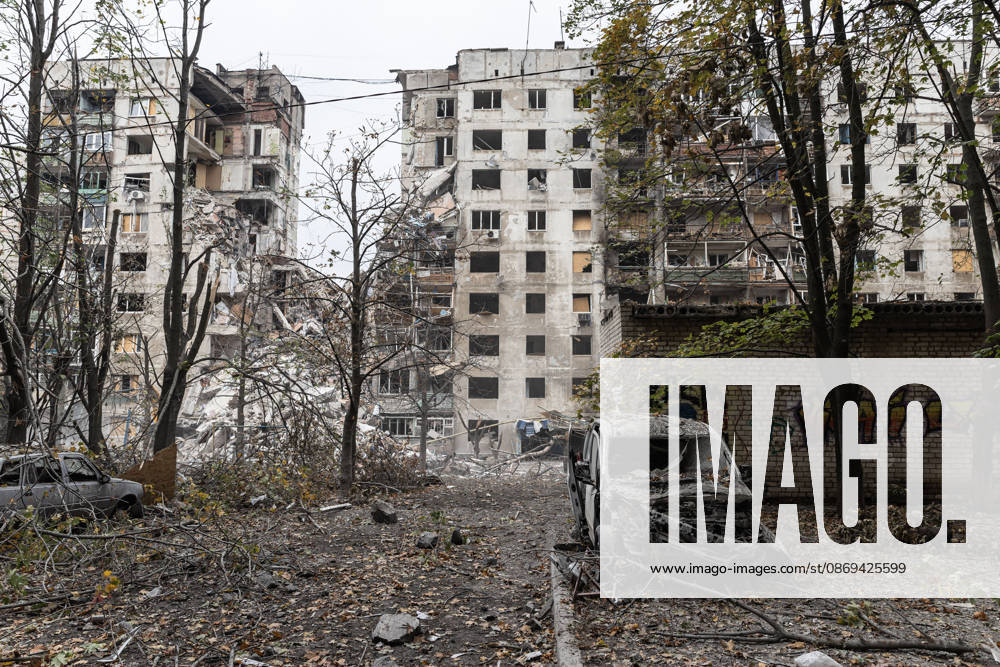 Russian air strike hits residential building in Kramatorsk KRAMATORSK, UKRAINE - OCTOBER 14: A view of the damaged buildings and a burned-out car following a Russian air strike on a residential building in Kramatorsk, Ukraine, on October 14, 2026. Diego Herrera Carcedo Anadolu Kramatorsk Ukraine. Editorial use only. Please get in touch for any other usage.