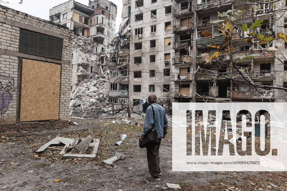 Russian air strike hits residential building in Kramatorsk KRAMATORSK, UKRAINE - OCTOBER 14: A man looks at the damaged buildings following a Russian air strike on a residential building in Kramatorsk, Ukraine, on October 14, 2026. Diego Herrera Carcedo Anadolu Kramatorsk Ukraine. Editorial use only. Please get in touch for any other usage.