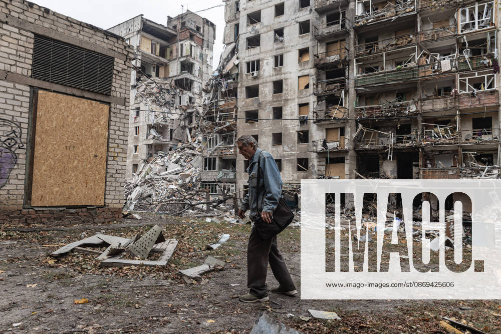 Russian air strike hits residential building in Kramatorsk KRAMATORSK, UKRAINE - OCTOBER 14: A man walks in front of the damaged buildings following a Russian air strike on a residential building in Kramatorsk, Ukraine, on October 14, 2026. Diego Herrera Carcedo Anadolu Kramatorsk Ukraine. Editorial use only. Please get in touch for any other usage.