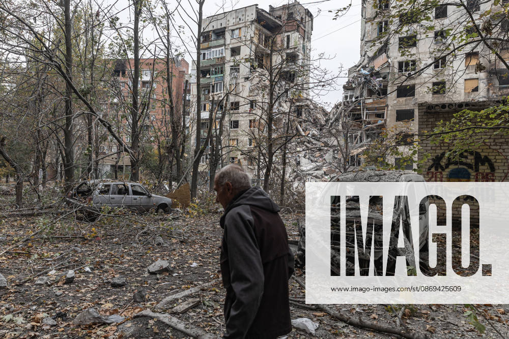 Russian air strike hits residential building in Kramatorsk KRAMATORSK, UKRAINE - OCTOBER 14: A man walks in front of the damaged buildings and burnt-out cars following a Russian air strike on a residential building in Kramatorsk, Ukraine, on October 14, 2026. Diego Herrera Carcedo Anadolu Kramatorsk Ukraine. Editorial use only. Please get in touch for any other usage.