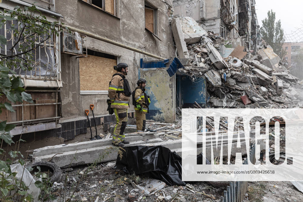 Russian air strike hits residential building in Kramatorsk KRAMATORSK, UKRAINE - OCTOBER 14: Firefighters standing next to a black bundle containing the remains of a civilian found beneath the rubble following a Russian air strike on a residential building in Kramatorsk, Ukraine, on October 14, 2026. Diego Herrera Carcedo Anadolu Kramatorsk Ukraine. Editorial use only. Please get in touch for any other usage.