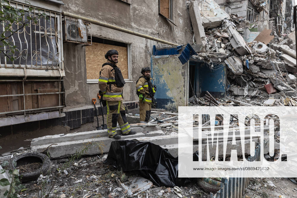 Russian air strike hits residential building in Kramatorsk KRAMATORSK, UKRAINE - OCTOBER 14: Firefighters standing next to a black bundle containing the remains of a civilian found beneath the rubble following a Russian air strike on a residential building in Kramatorsk, Ukraine, on October 14, 2026. Diego Herrera Carcedo Anadolu Kramatorsk Ukraine. Editorial use only. Please get in touch for any other usage.