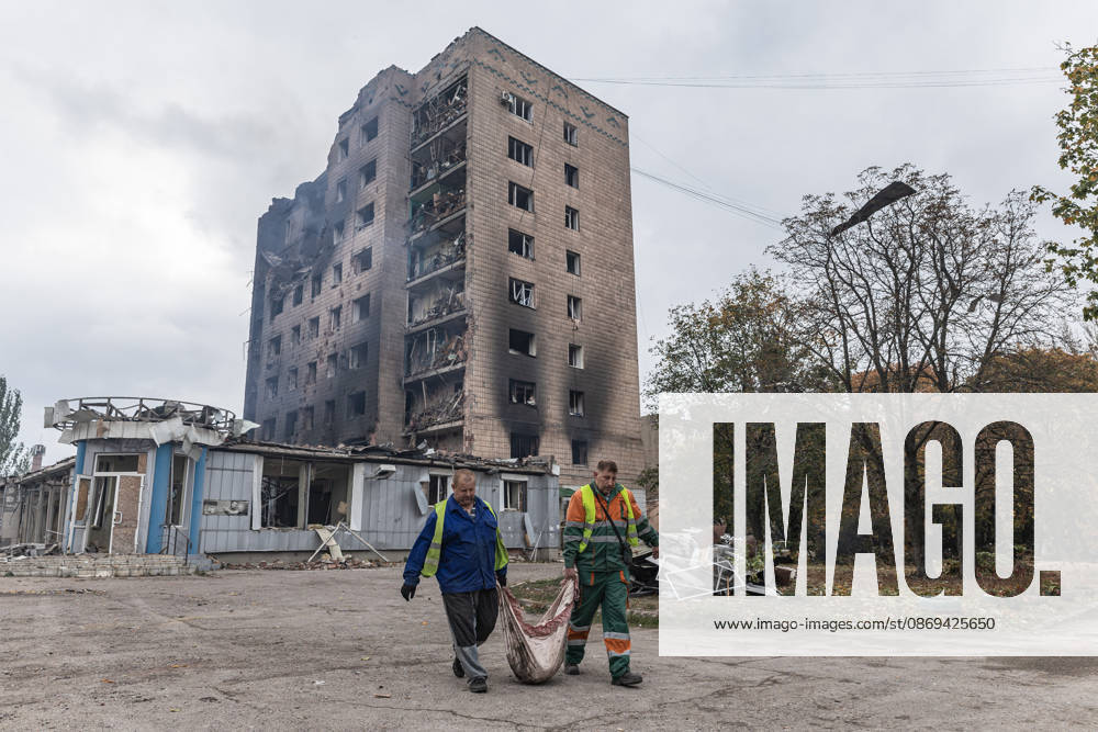 Russian air strike hits residential building in Kramatorsk KRAMATORSK, UKRAINE - OCTOBER 14: Two men carry rubble in front of a residential building that was burnt and damaged following a Russian air strike in Kramatorsk, Ukraine, on October 14, 2026. Diego Herrera Carcedo Anadolu Kramatorsk Ukraine. Editorial use only. Please get in touch for any other usage.