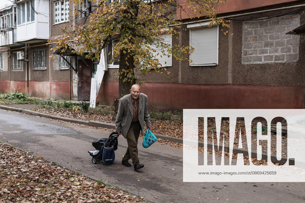 Russian air strike hits residential building in Kramatorsk KRAMATORSK, UKRAINE - OCTOBER 14: An elderly man walks with his belongings along a street in the city of Kramatorsk, which is under constant attack by Russian troops, in Kramatorsk, Ukraine, on October 14, 2026. Diego Herrera Carcedo Anadolu Kramatorsk Ukraine. Editorial use only. Please get in touch for any other usage.