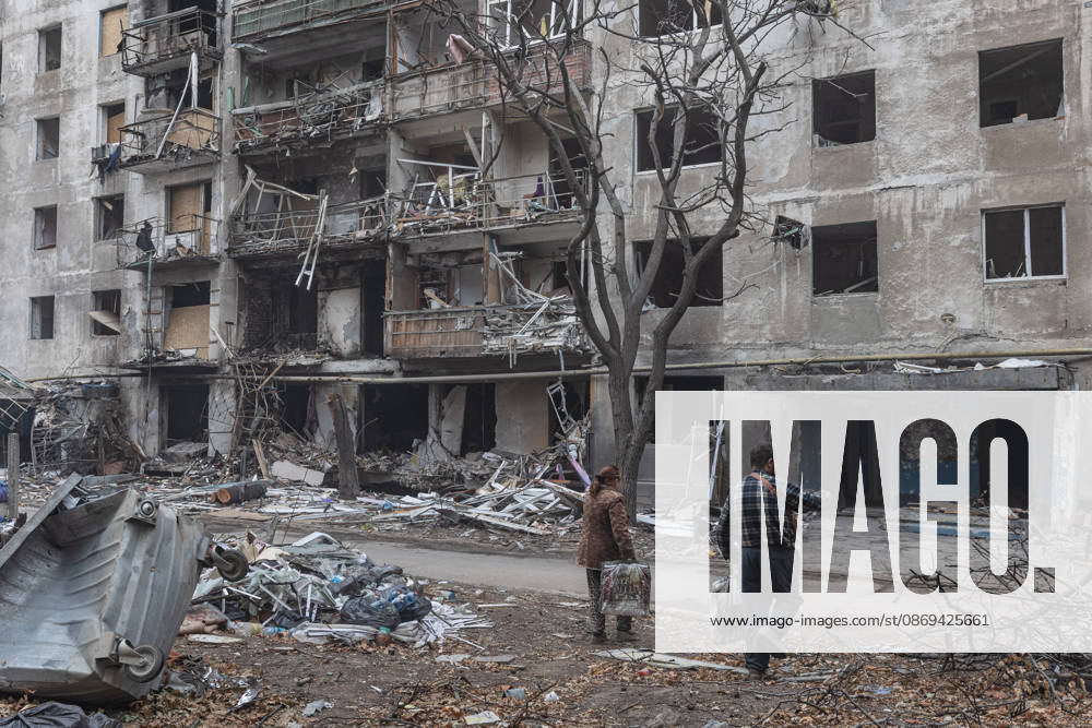 Russian air strike hits residential building in Kramatorsk KRAMATORSK, UKRAINE - OCTOBER 14: Two residents standing next to a residential building damaged following a Russian air strike in Kramatorsk, Ukraine, on October 14, 2026. Diego Herrera Carcedo Anadolu Kramatorsk Ukraine. Editorial use only. Please get in touch for any other usage.