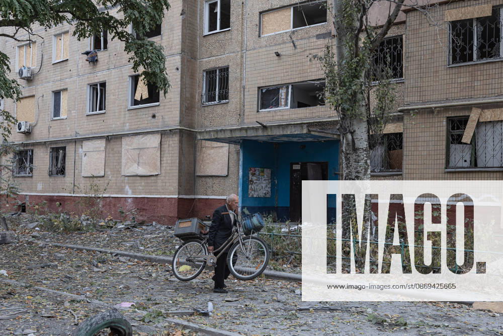 Russian air strike hits residential building in Kramatorsk KRAMATORSK, UKRAINE - OCTOBER 14: A man with his bicycle passes by a residential building damaged following a Russian air strike in Kramatorsk, on October 14, 2026. Diego Herrera Carcedo Anadolu Kramatorsk Ukraine. Editorial use only. Please get in touch for any other usage.