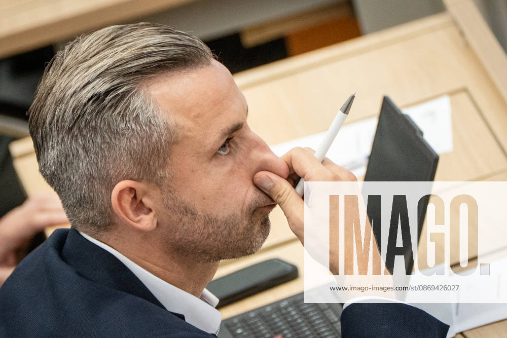 Ulrich Siegmund, AfD-Abgeordneter, während der Debatte;Landtagssitzung Oktober 2026 (II) Sondersitzung auf Antrag von AfD und BSW zum Thema Frieden in der Ukraine schaffen, Magdeburg Sachsen-Anhalt Deutschland Landtag