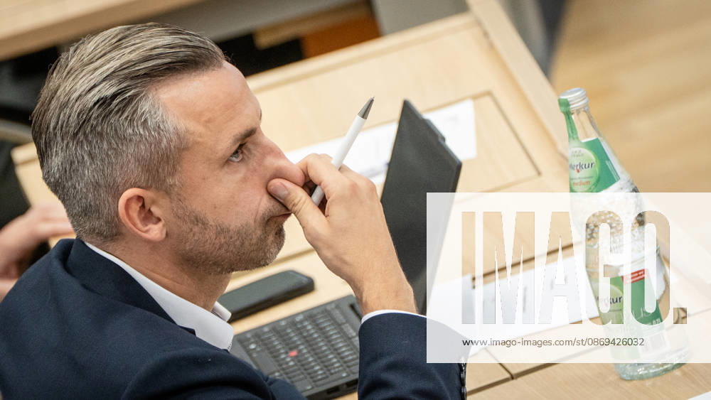 Ulrich Siegmund, AfD-Abgeordneter, während der Debatte;Landtagssitzung Oktober 2026 (II) Sondersitzung auf Antrag von AfD und BSW zum Thema Frieden in der Ukraine schaffen, Magdeburg Sachsen-Anhalt Deutschland Landtag