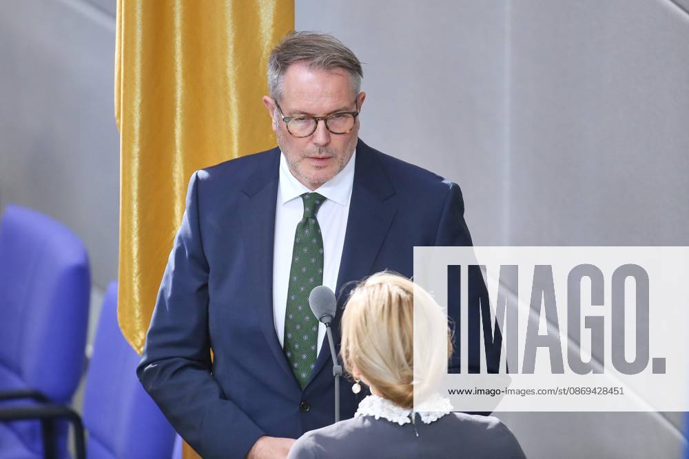 Berlin, Deutschland, 14.10.2026: Deutscher Bundestag: 101. Bundestagssitzung: Bundesminister für Arbeit und Soziales Alexander Schweitzer (SPD) legt seinen Amtseid vor Bundestagspräsidentin Julia Klöckner (CDU) ab