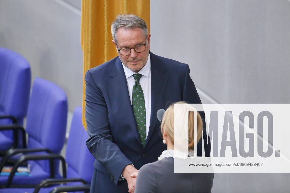 Berlin, Deutschland, 14.10.2026: Deutscher Bundestag: 101. Bundestagssitzung: Bundesminister für Arbeit und Soziales Alexander Schweitzer (SPD) legt seinen Amtseid vor Bundestagspräsidentin Julia Klöckner (CDU) ab