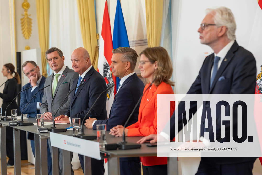 2026-10-14-Pressekonferenz-Industriestrategie Staatssekretär im Bundesministerium für europäische und internationale Angelegenheiten Sepp Schellhorn (NEOS), Bundesminister für Innovation, Mobilität und Infrastruktur Peter Hanke (SPÖ), Bundeskanzler Christian Stocker (ÖVP), Bundesminister für Wirtschaft, Energie und Tourismus Wolfgang Hattmannsdorfer (ÖVP), CEO Manuela Waldner (ÖBB) und CEO Michael Strugl (Verbund) am 14. Oktober 2026 bei der Pressekonferenz zur Unterzeichnung der Made in Europe Deklaration im Bundeskanzleramt in Wien, Wien, Österreich.