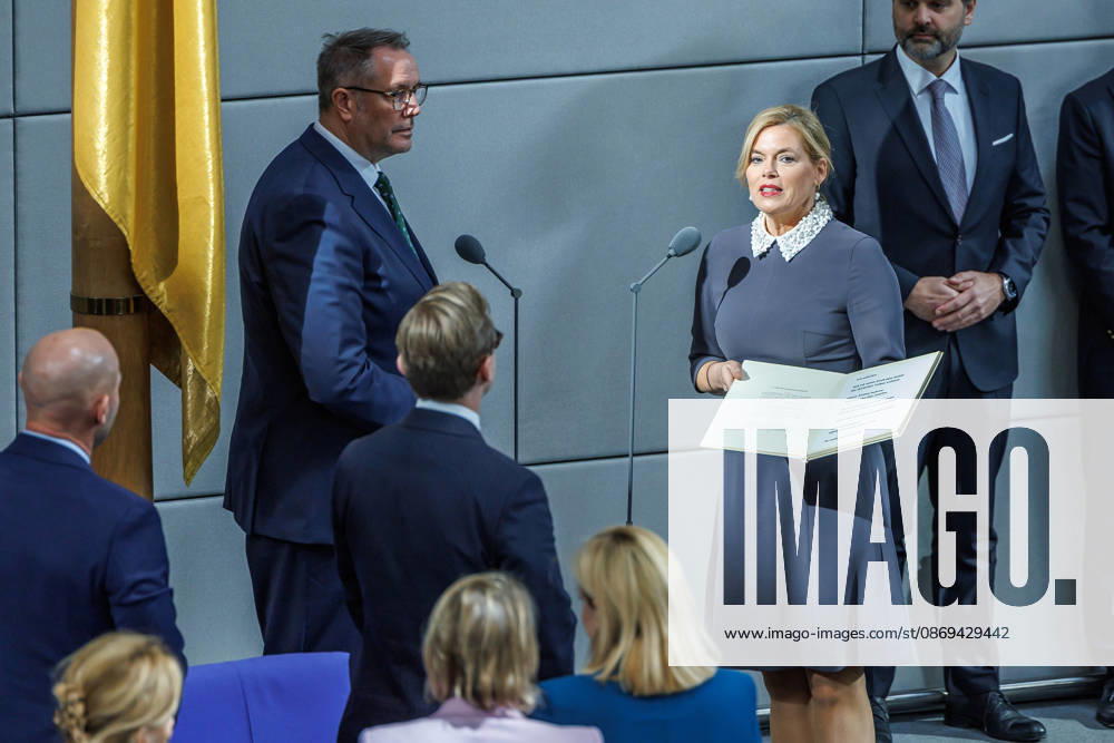 Bundestag Vereidigung von Alexander Schweitzer (SPD), Bundesminister fuer Arbeit und Soziales durch Bundestagspraesidentin Julia Kloeckner im Deutschen Bundestag am 10.10.26 in Berlin. Berlin Berlin Deutschland Bundestag