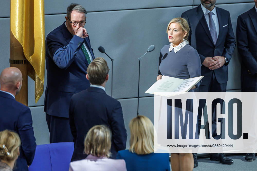 Bundestag Vereidigung von Alexander Schweitzer (SPD), Bundesminister fuer Arbeit und Soziales durch Bundestagspraesidentin Julia Kloeckner im Deutschen Bundestag am 10.10.26 in Berlin. Berlin Berlin Deutschland Bundestag