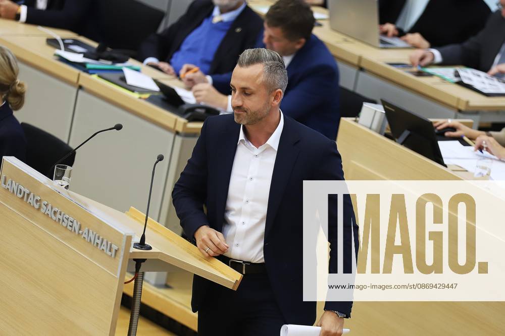 Magdeburg, Sachsen-Anhalt, Deutschland, 14.10.2026: Landtag: Sondersitzung: Ulrich Siegmund, AfD, hält eine Rede zur Einbringung eines gemeinsamen Antrags mit dem BSW, sich für Friedensgespräche im Ukraine-Krieg einzusetzen. Im Hintergrund der geschäftsführende Ministerpräsident Sven Schulze, CDU.
