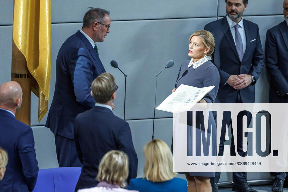 Bundestag Vereidigung von Alexander Schweitzer (SPD), Bundesminister fuer Arbeit und Soziales durch Bundestagspraesidentin Julia Kloeckner im Deutschen Bundestag am 10.10.26 in Berlin. Berlin Berlin Deutschland Bundestag