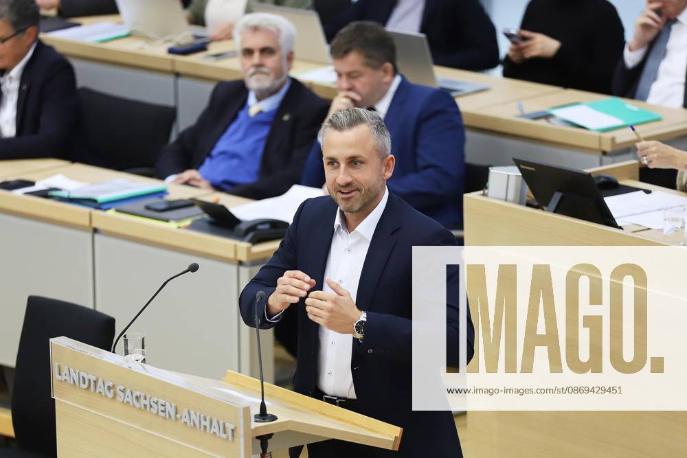 Magdeburg, Sachsen-Anhalt, Deutschland, 14.10.2026: Landtag: Sondersitzung: Ulrich Siegmund, AfD, hält eine Rede zur Einbringung eines gemeinsamen Antrags mit dem BSW, sich für Friedensgespräche im Ukraine-Krieg einzusetzen. Im Hintergrund der geschäftsführende Ministerpräsident Sven Schulze, CDU.