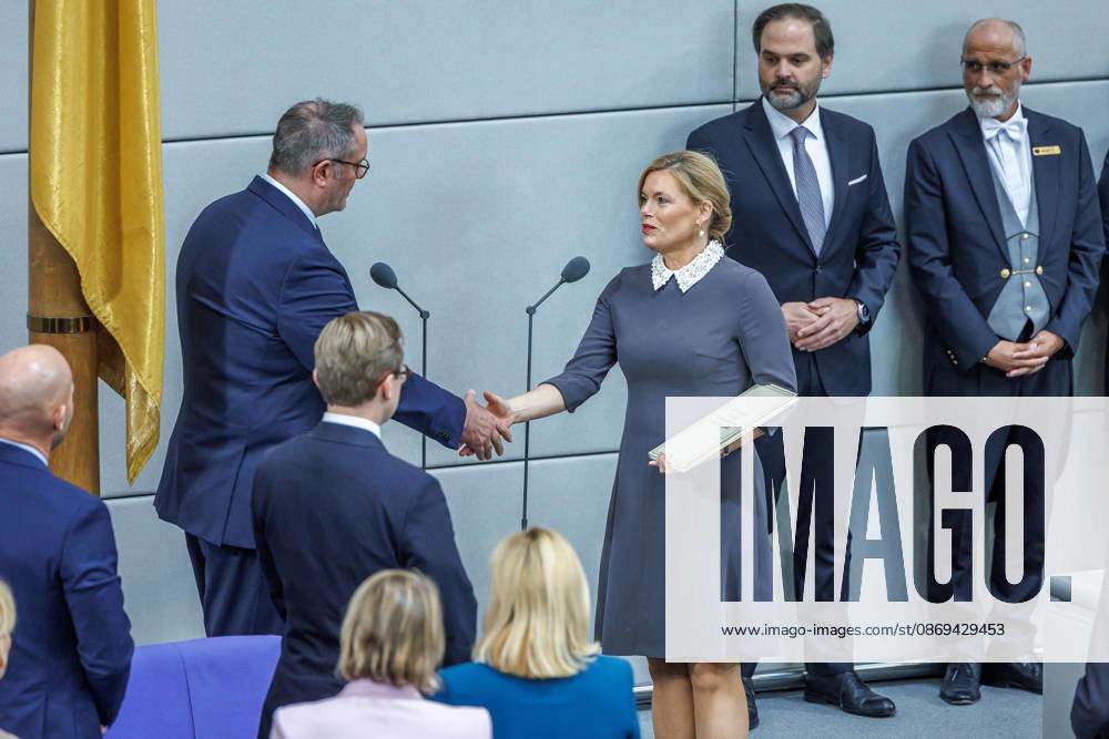 Bundestag Vereidigung von Alexander Schweitzer (SPD), Bundesminister fuer Arbeit und Soziales durch Bundestagspraesidentin Julia Kloeckner im Deutschen Bundestag am 10.10.26 in Berlin. Berlin Berlin Deutschland Bundestag