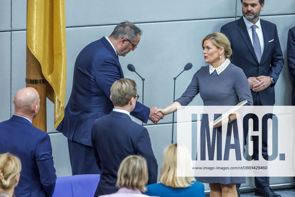 Bundestag Vereidigung von Alexander Schweitzer (SPD), Bundesminister fuer Arbeit und Soziales durch Bundestagspraesidentin Julia Kloeckner im Deutschen Bundestag am 10.10.26 in Berlin. Berlin Berlin Deutschland Bundestag