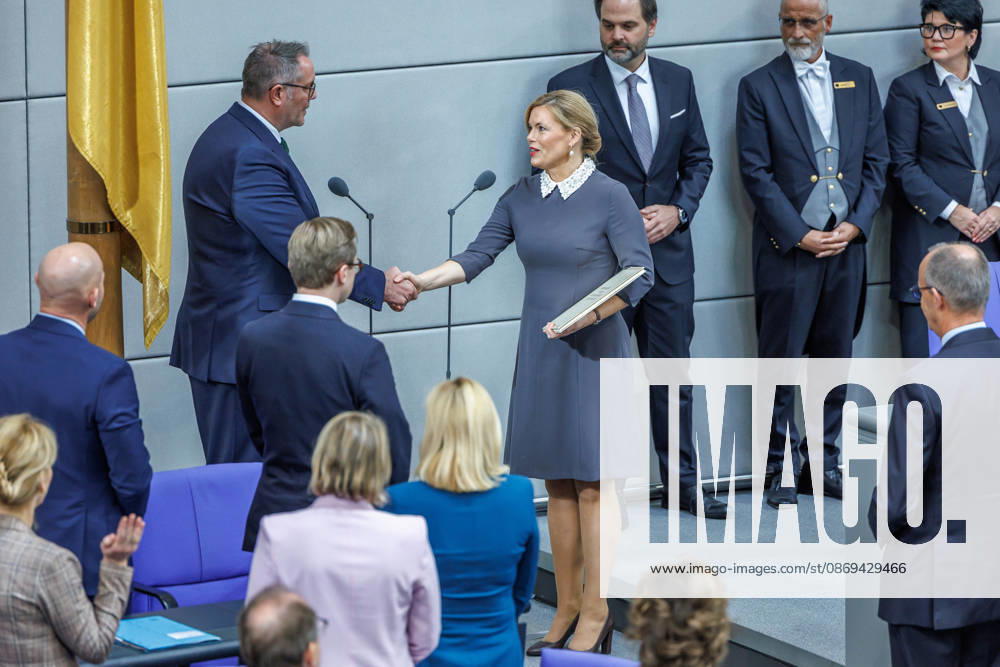 Bundestag Vereidigung von Alexander Schweitzer (SPD), Bundesminister fuer Arbeit und Soziales durch Bundestagspraesidentin Julia Kloeckner im Deutschen Bundestag am 10.10.26 in Berlin. Berlin Berlin Deutschland Bundestag