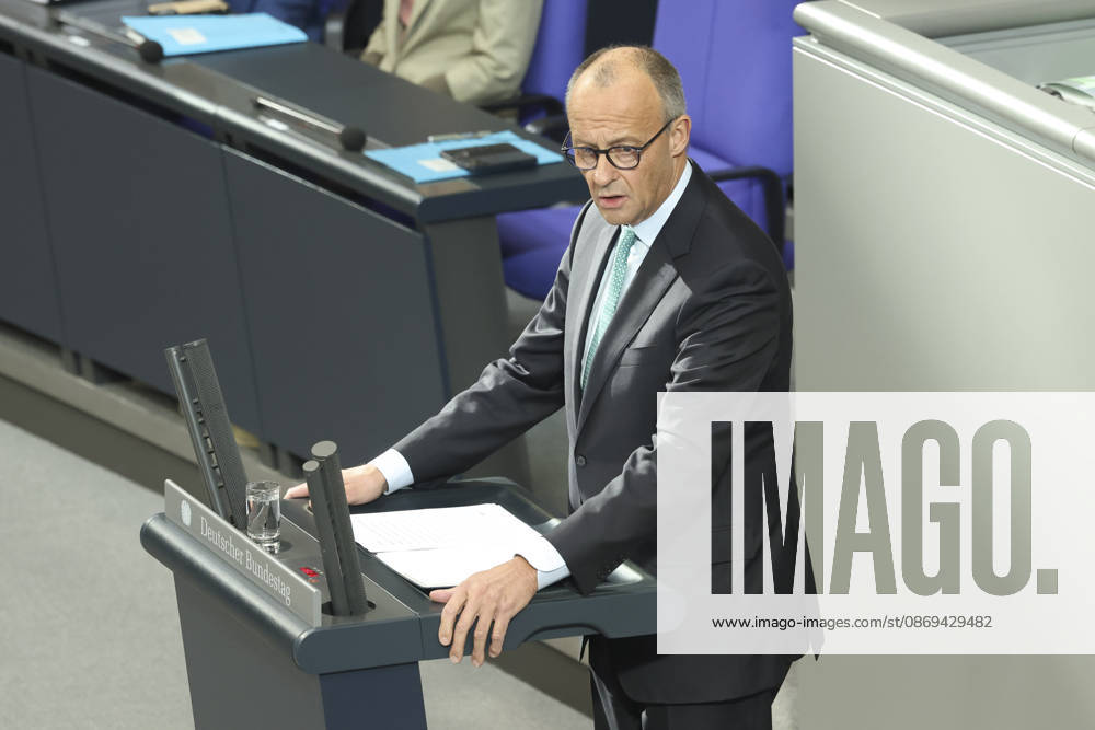 Friedrich Merz bei der Sitzung im Deutschen Bundestag am 14.10.2026 in Berlin Bundeskanzler Merz bei Regierungserklärung m Deutschen Bundestag