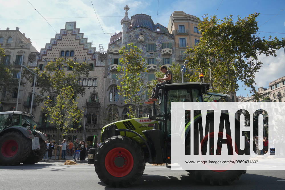 Tractor Rally for Agriculture in Barcelona: Protesters during a rally of tractors from various parts of Catalonia in front of the Government Delegation and statements, on October 14, 2026, in Barcelona, Catalonia, Spain. The demonstration, organized by Unió de Pagesos with the support of Asaja, FCAC, and Revolta Pagesa, denounces the structural crisis in the agricultural sector in Barcelona. October 14, 2026, Spain