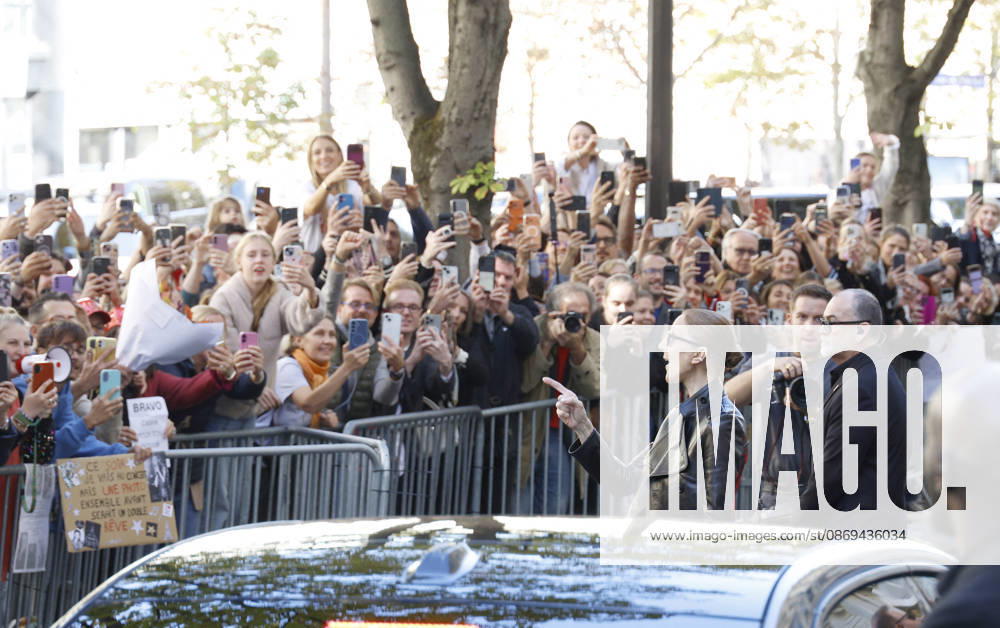 Céline Dion greets her fans as she leaves theRoyal Monceau Hotel in Paris before heading to the La Plénitude Arena at Paris La Défense to continue her concert series on October 14, 2026 Christophe Aubert Bestimage Céline Dion greets fans as she leaves the Royal Monceau Hotel in Paris before heading to the La Plénitude Arena at Paris La Défense to continue her concert series on October 14, 2026, Paris, France