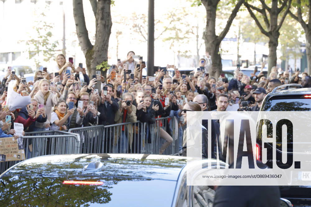 Céline Dion greets her fans as she leaves theRoyal Monceau Hotel in Paris before heading to the La Plénitude Arena at Paris La Défense to continue her concert series on October 14, 2026 Christophe Aubert Bestimage Céline Dion greets fans as she leaves the Royal Monceau Hotel in Paris before heading to the La Plénitude Arena at Paris La Défense to continue her concert series on October 14, 2026, Paris, France
