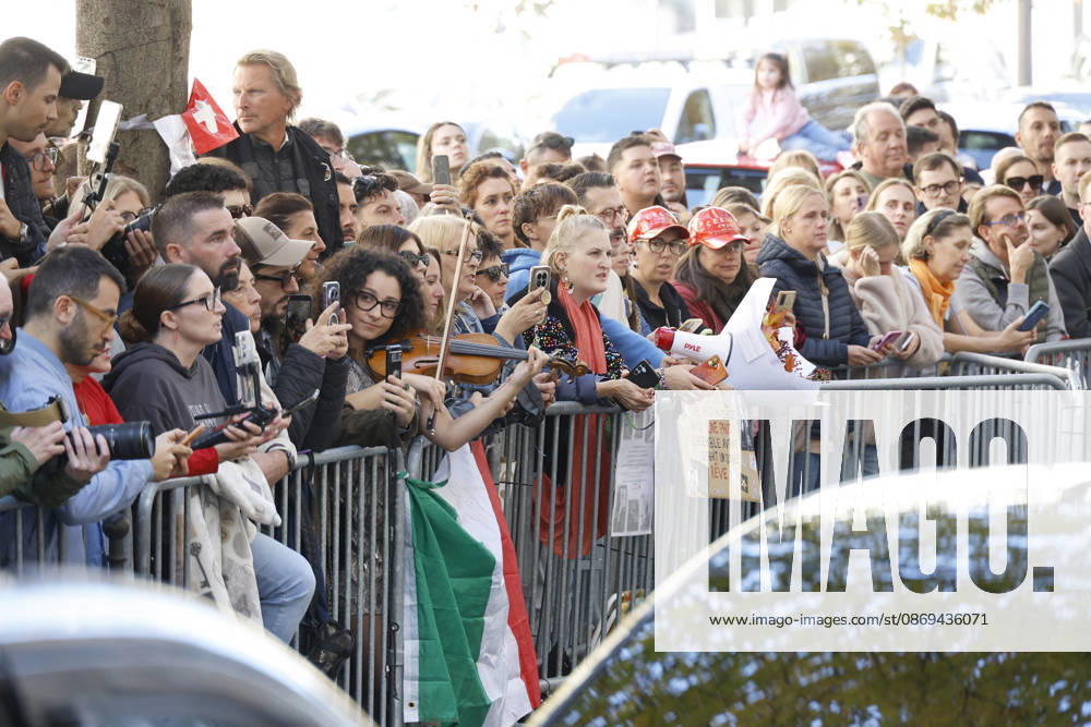 Céline Dion greets her fans as she leaves theRoyal Monceau Hotel in Paris before heading to the La Plénitude Arena at Paris La Défense to continue her concert series on October 14, 2026 Christophe Aubert Bestimage Céline Dion greets fans as she leaves the Royal Monceau Hotel in Paris before heading to the La Plénitude Arena at Paris La Défense to continue her concert series on October 14, 2026, Paris, France