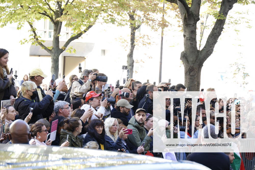 Céline Dion greets her fans as she leaves theRoyal Monceau Hotel in Paris before heading to the La Plénitude Arena at Paris La Défense to continue her concert series on October 14, 2026 Christophe Aubert Bestimage Céline Dion greets fans as she leaves the Royal Monceau Hotel in Paris before heading to the La Plénitude Arena at Paris La Défense to continue her concert series on October 14, 2026, Paris, France