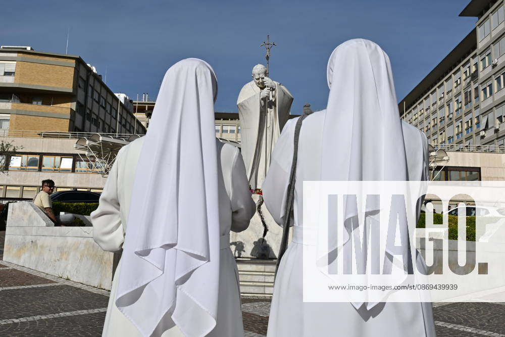 2026_vatican_pope_surgery Italy, Rome,Vatican 2026-10-14 : statue of John Paul II in front the Agostino Gemelli University Hospital, where Pope Leo XIV is hospitalized, in Rome, Italy, 14 October 2026. According to the Holy See Press Office, Pope Leo XIV is recovering in hospital following a successful thoracic surgery on 13 October to remove the lower lobe of his right lung, during which doctors confirmed a diagnosis of lung adenocarcinoma. Copyright Alessia Giuliani CPP - NO BOOKS