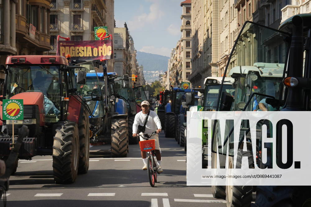 Tractor Rally for Agriculture in Barcelona: Protesters during a rally of tractors from various parts of Catalonia in front of the Government Delegation and statements, on October 14, 2026, in Barcelona, Catalonia, Spain. The demonstration, organized by Unió de Pagesos with the support of Asaja, FCAC, and Revolta Pagesa, denounces the structural crisis in the agricultural sector in Barcelona. October 14, 2026, Spain