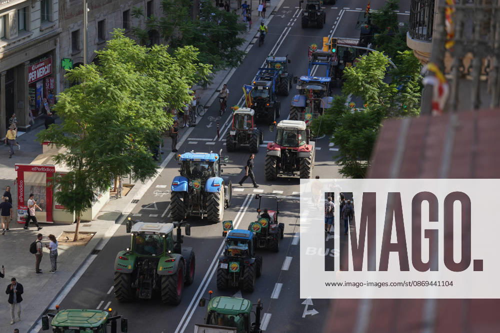 Tractor Rally for Agriculture in Barcelona: Protesters during a rally of tractors from various parts of Catalonia in front of the Government Delegation and statements, on October 14, 2026, in Barcelona, Catalonia, Spain. The demonstration, organized by Unió de Pagesos with the support of Asaja, FCAC, and Revolta Pagesa, denounces the structural crisis in the agricultural sector in Barcelona. OCTOBER 14, 2026, Spain