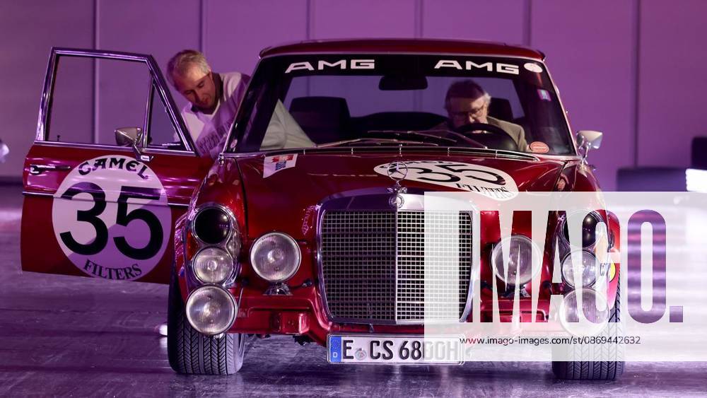 Mercedes-Benz 300 SEL 6.8 AMG zur Essen Motor Show am 14. Okotber 2026 in der Messe Essen in Essen-Rüttenscheid. Deutschland Nordrhein-Westfalen Essen