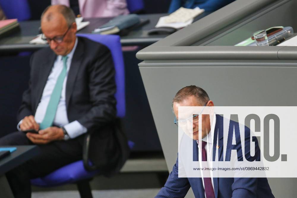 Berlin, Deutschland, 14.10.2026: Deutscher Bundestag: 101. Bundestagssitzung: Bundeskanzler Friedrich Merz (CDU) und Tino Chrupalla (AfD)