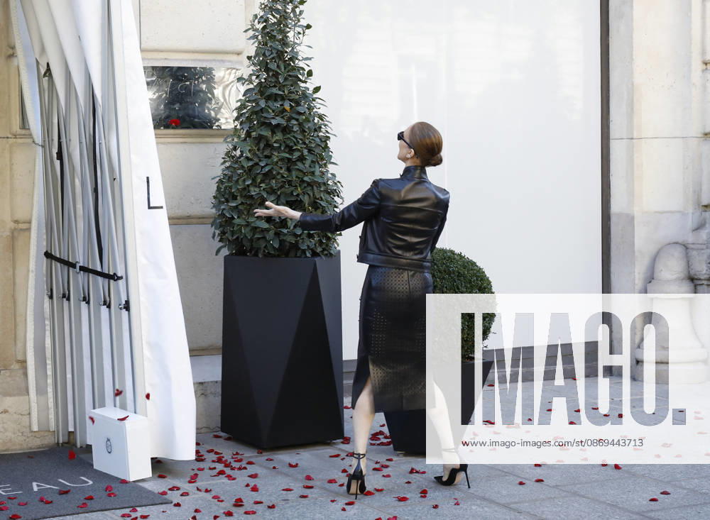 Céline Dion greets her fans as she leaves theRoyal Monceau Hotel in Paris before heading to the La Plénitude Arena at Paris La Défense to continue her concert series on October 14, 2026 Marc Ausset Lacroix Bestimage Céline Dion greets fans as she leaves the Royal Monceau Hotel in Paris before heading to the La Plénitude Arena at Paris La Défense to continue her concert series on October 14, 2026, Paris, France