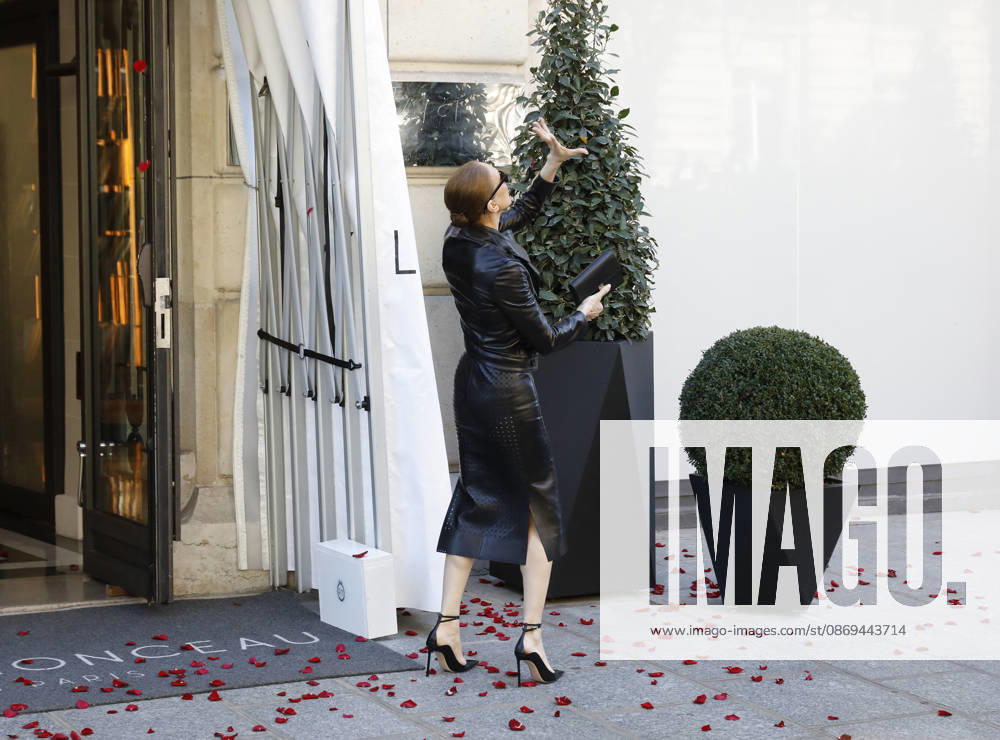 Céline Dion greets her fans as she leaves theRoyal Monceau Hotel in Paris before heading to the La Plénitude Arena at Paris La Défense to continue her concert series on October 14, 2026 Marc Ausset Lacroix Bestimage Céline Dion greets fans as she leaves the Royal Monceau Hotel in Paris before heading to the La Plénitude Arena at Paris La Défense to continue her concert series on October 14, 2026, Paris, France