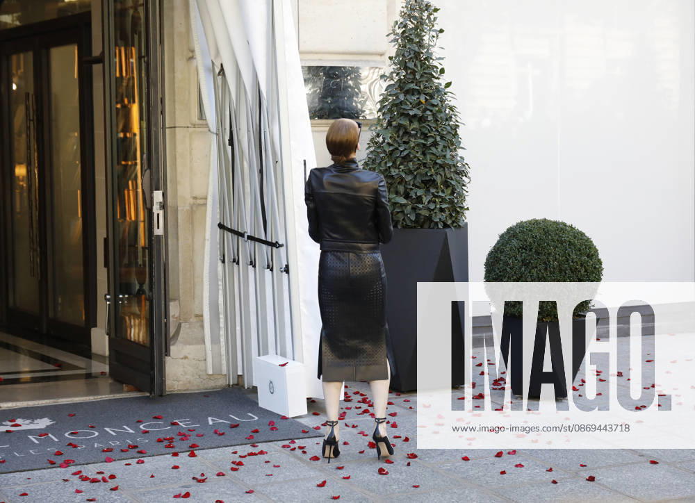 Céline Dion greets her fans as she leaves theRoyal Monceau Hotel in Paris before heading to the La Plénitude Arena at Paris La Défense to continue her concert series on October 14, 2026 Marc Ausset Lacroix Bestimage Céline Dion greets fans as she leaves the Royal Monceau Hotel in Paris before heading to the La Plénitude Arena at Paris La Défense to continue her concert series on October 14, 2026, Paris, France