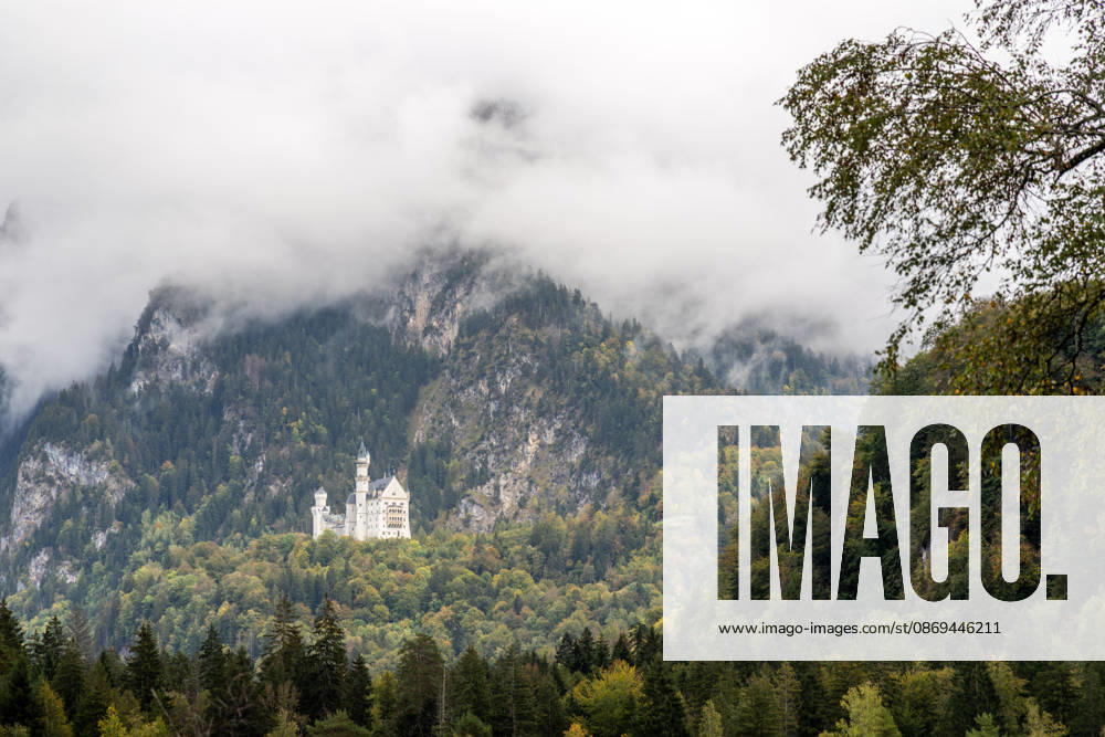 Herbst im Allgäu Blick auf die Herbstlandschaft mit Schloss Neuschwanstein., Schwangau Bayern Deutschland