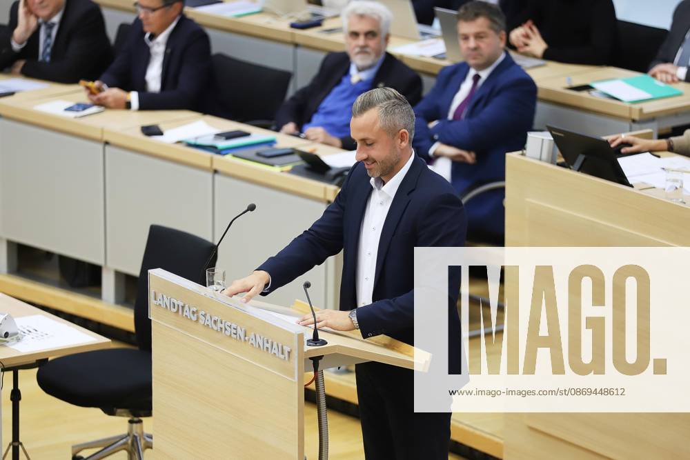 Magdeburg, Sachsen-Anhalt, Deutschland, 14.10.2026: Landtag: Sondersitzung: Ulrich Siegmund, AfD, hält eine Rede zur Einbringung eines gemeinsamen Antrags mit dem BSW, sich für Friedensgespräche im Ukraine-Krieg einzusetzen. Im Hintergrund Teile der geschäftsführenden Landesregierung mit (L-R) Infrastrukturministerin Lydia Hüskens, FDP, Wirtschaftsminister Armin Willingmann, SPD, und Ministerpräsident Sven Schulze, CDU.