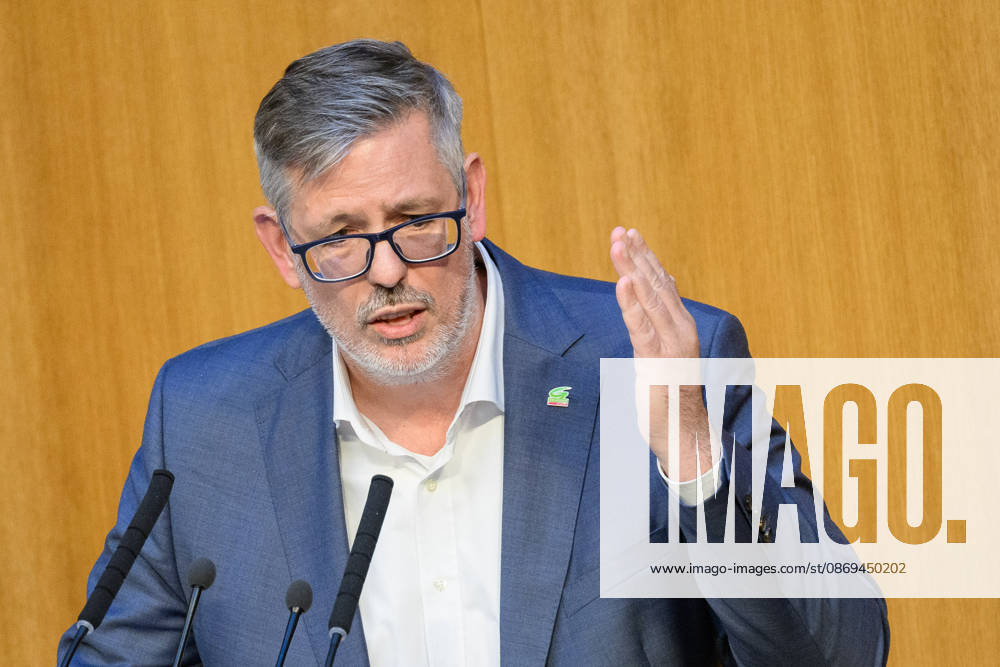 - Wien 14.10.2026 - 101. Sitzung des Nationalrats. Dringlicher Antrag der Grünen für weiterhin kostenfreien Arztbesuch. ( Ein von den Grünen selbst publik gemachtes Papier der ÖGK-Dienstgeberseite sieht ein Aus der Wahlarzt-Kostenerstattung und Selbstbehalte beim Arzt vor.) PHOTO: Abg. Ralph Schallmeiner (Grüne) 101th sitting of the National Council. Nationalrat, Nationalratssitzung, Parlamentssitzung, Parlament, Plenum 101. Sitzung des Nationalrats