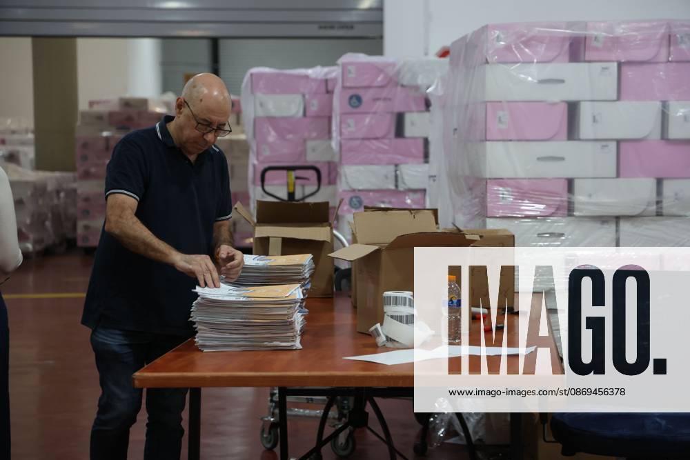 SHOHAM, ISRAEL, OCTOBER 14, 2026: Preparations for Israels upcoming parliamentary elections at the Central Elections Committees logistics centre in Shoham. Workers organise and pack voting materials and polling station equipment during a media tour of the facility. Shoham Israel - ZUMAq101 20261014_zna_q101_145