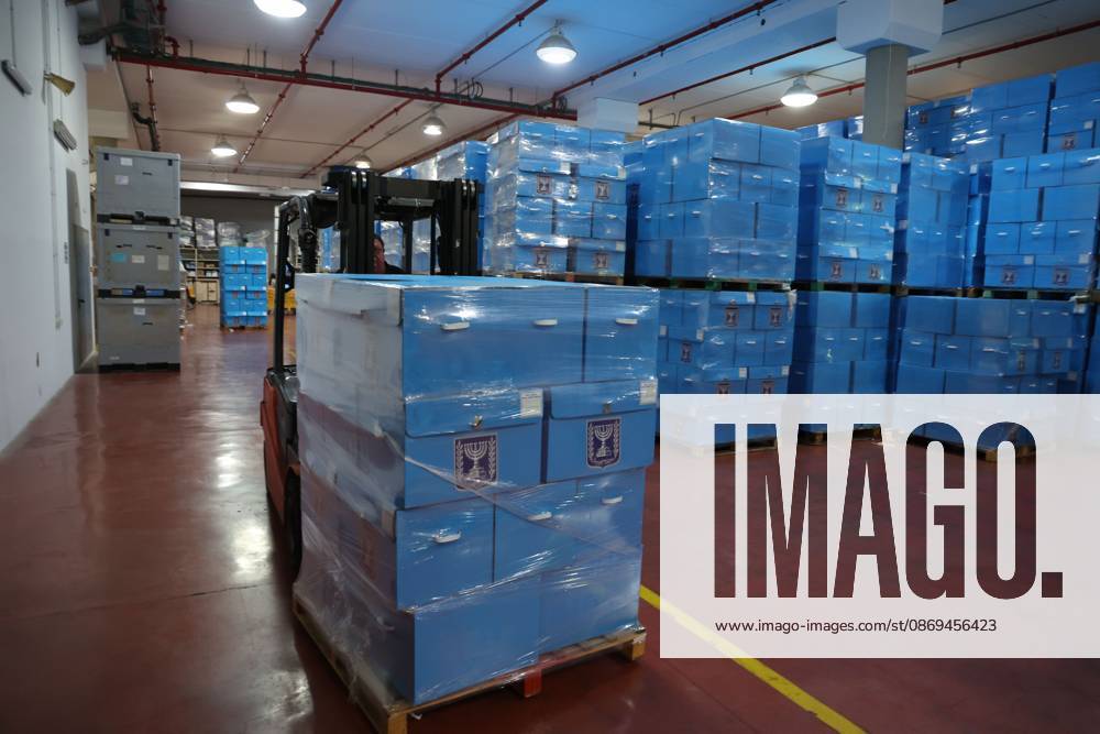 SHOHAM, ISRAEL, OCTOBER 14, 2026: Preparations for Israels upcoming parliamentary elections at the Central Elections Committees logistics centre in Shoham. Workers organise and pack voting materials and polling station equipment during a media tour of the facility. Shoham Israel - ZUMAq101 20261014_zna_q101_154