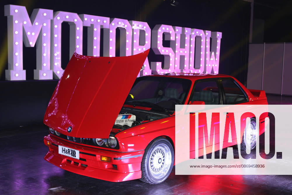 BMW M3 Evolution II (Sondermodell, limitiert auf 500 Exemplare, Baureihe 3er E30, Baujahr 1988, Farbe: Misanorot, mit geöffneter Motorhaube und dadurch sichtbarem Schriftzug BMW M Power) des Aussteller H&R Spezialfedern, Medientermin Carwalk zur Essen Motor Show am 14.10.2026 in der Messe Essen im Vorfeld der Essen Motor Show 2026 (28.11.-06.12.2026, EMS Preview 27.11.2026)