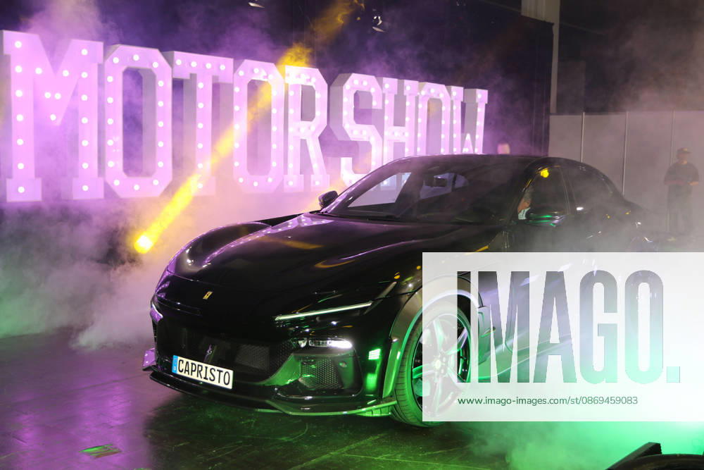 Ferrari Purosangue (Baujahr 2026) des Aussteller Capristo Automotive im künstlichen Nebel, Medientermin Carwalk zur Essen Motor Show am 14.10.2026 in der Messe Essen im Vorfeld der Essen Motor Show 2026 (28.11.-06.12.2026, EMS Preview 27.11.2026)