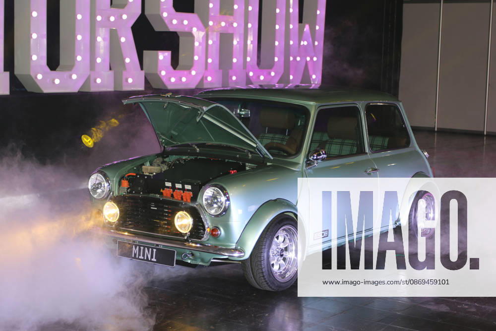 Rover Mini WATTson (Elektroauto mit Tesla Motor auf Basis Rover Mini Cooper 1.3i Baujahr 1996) im künstlichen Nebel mit geöffneter Motorhaube, Medientermin Carwalk zur Essen Motor Show am 14.10.2026 in der Messe Essen im Vorfeld der Essen Motor Show 2026 (28.11.-06.12.2026, EMS Preview 27.11.2026), Sonderschau tuningXperience