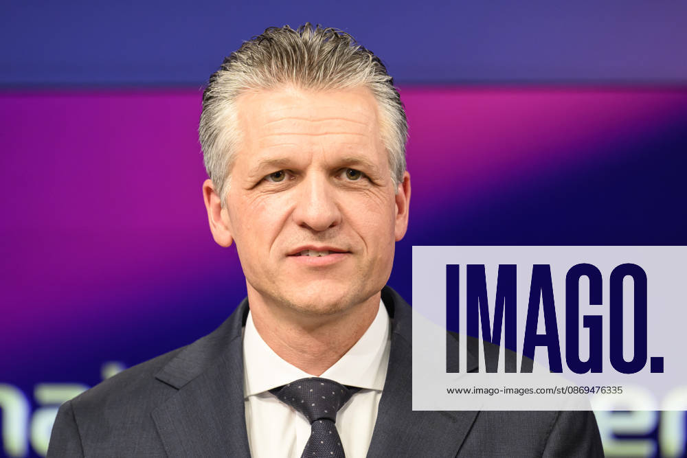 Im Bild v.l.: Thorsten Frei, CDU (Unionsfraktionsvorsitzender), GER, Berlin, Studio, zu Gast bei Maischberger, politische Talkshow, TV, Format, mit Moderatorin Sandra Maischberger, Das Erste, aus Adlershof Am Studio 20, 14.10.2026,