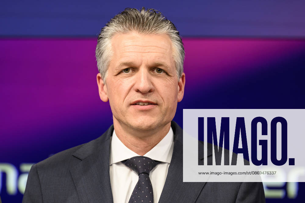 Im Bild v.l.: Thorsten Frei, CDU (Unionsfraktionsvorsitzender), GER, Berlin, Studio, zu Gast bei Maischberger, politische Talkshow, TV, Format, mit Moderatorin Sandra Maischberger, Das Erste, aus Adlershof Am Studio 20, 14.10.2026,