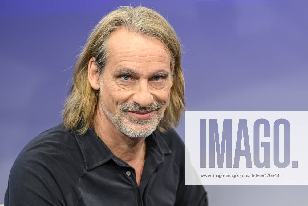 Im Bild v.l.: Richard David Precht (Philosoph), GER, Berlin, Studio, zu Gast bei – Maischberger, politische Talkshow, TV, Format, mit Moderatorin – Sandra Maischberger, Das Erste, aus Adlershof – Am Studio 20, 14.10.2026,