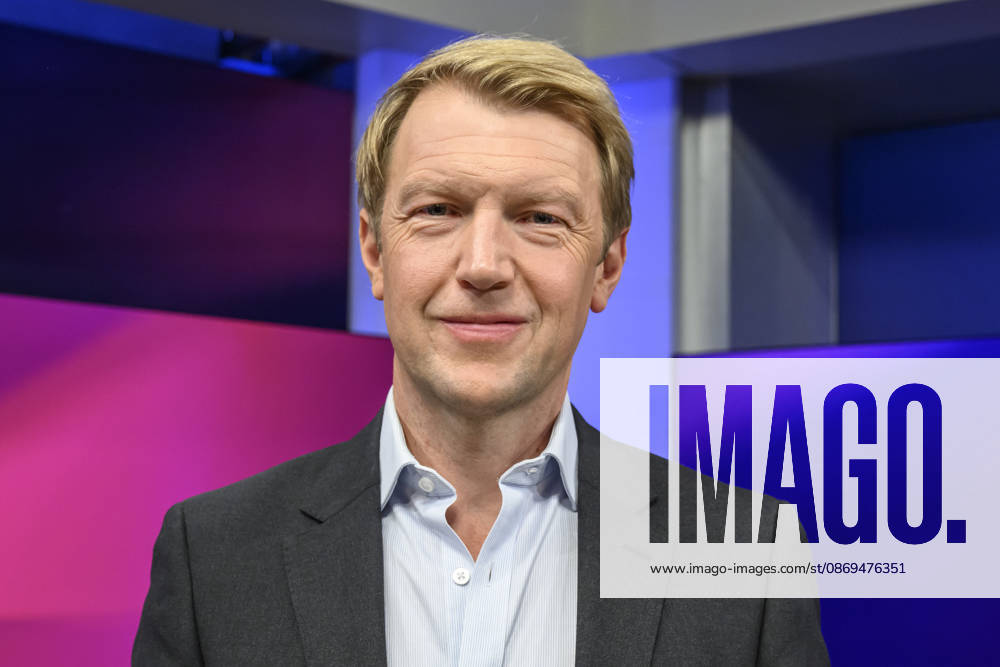 Im Bild v.l.: Markus Preiß (Leiter ARD-Hauptstadtstudio), GER, Berlin, Studio, zu Gast bei Maischberger, politische Talkshow, TV, Format, mit Moderatorin Sandra Maischberger, Das Erste, aus Adlershof Am Studio 20, 14.10.2026,