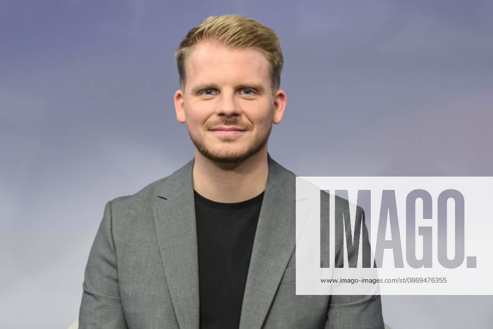 Im Bild v.l.: Tim Klüssendorf, SPD (Generalsekretär), GER, Berlin, Studio, zu Gast bei Maischberger, politische Talkshow, TV, Format, mit Moderatorin Sandra Maischberger, Das Erste, aus Adlershof Am Studio 20, 14.10.2026,